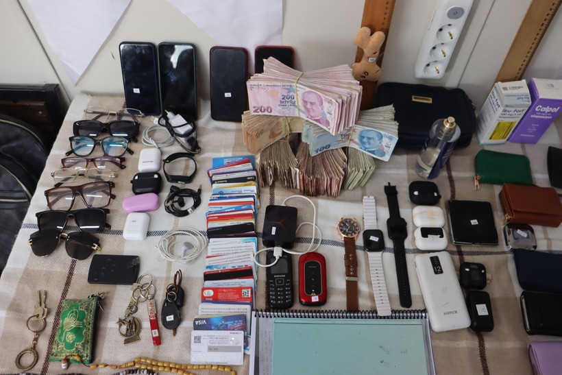Tramvayda neler unutulmadı ki: Bidonla üzüm yaprağı, cüzdan, altın… - Resim : 2