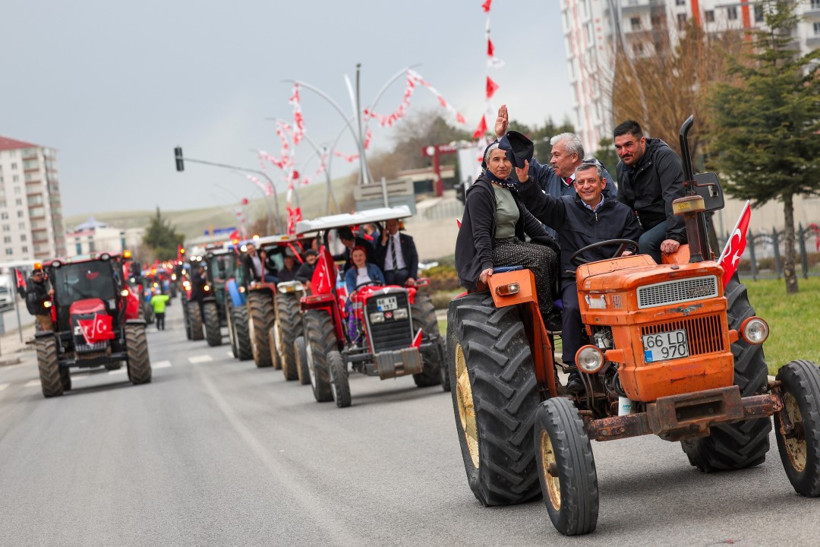 Traktörle mitinge geldi - Resim : 2