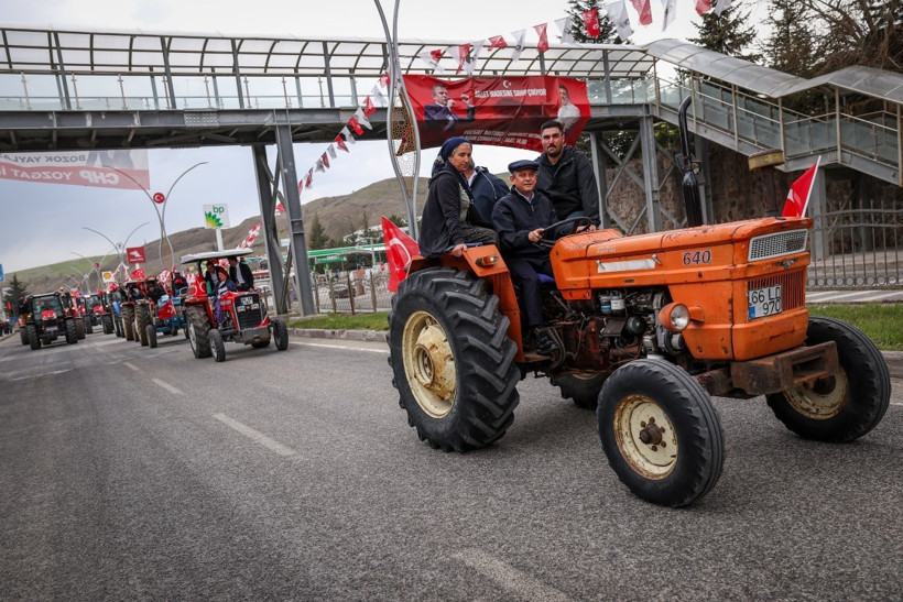 Traktörle mitinge geldi - Resim : 3