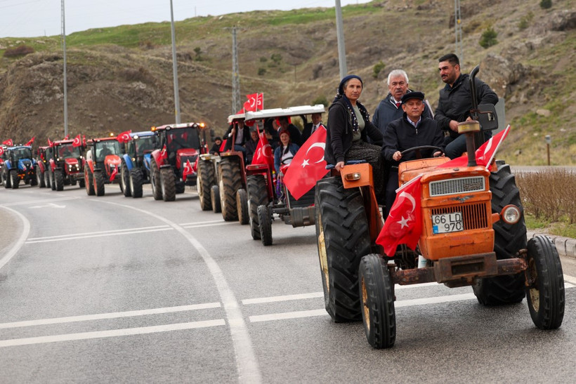 Traktörle mitinge geldi - Resim : 1