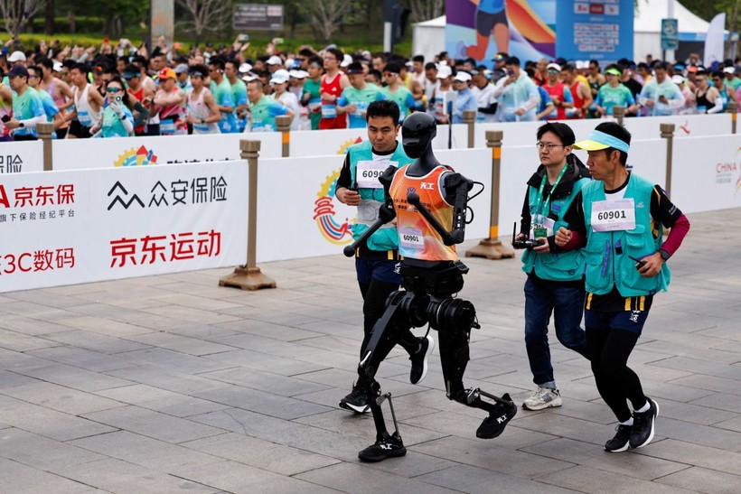 Dünyada bir ilk... Çin'in robot devriminden 'maraton şov' - Resim: 1