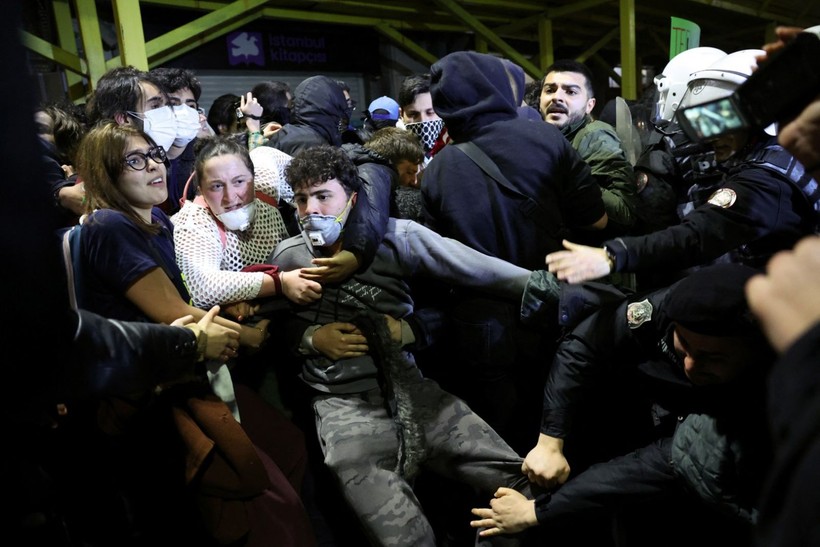 CHP'ye yasak İHH'ya serbest - Resim: 1