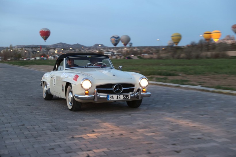 Kapadokya'da nostaljik rüzgarı: Klasik otomobiller peribacaları arasında yarıştı - Resim: 1