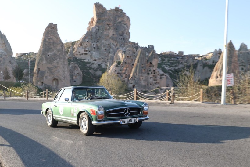 Kapadokya'da nostaljik rüzgarı: Klasik otomobiller peribacaları arasında yarıştı - Resim: 2