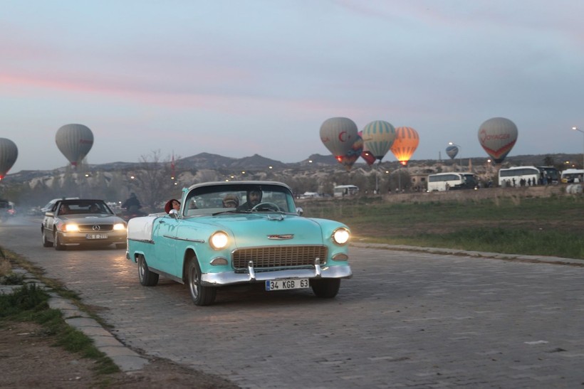 Kapadokya'da nostaljik rüzgarı: Klasik otomobiller peribacaları arasında yarıştı - Resim: 4