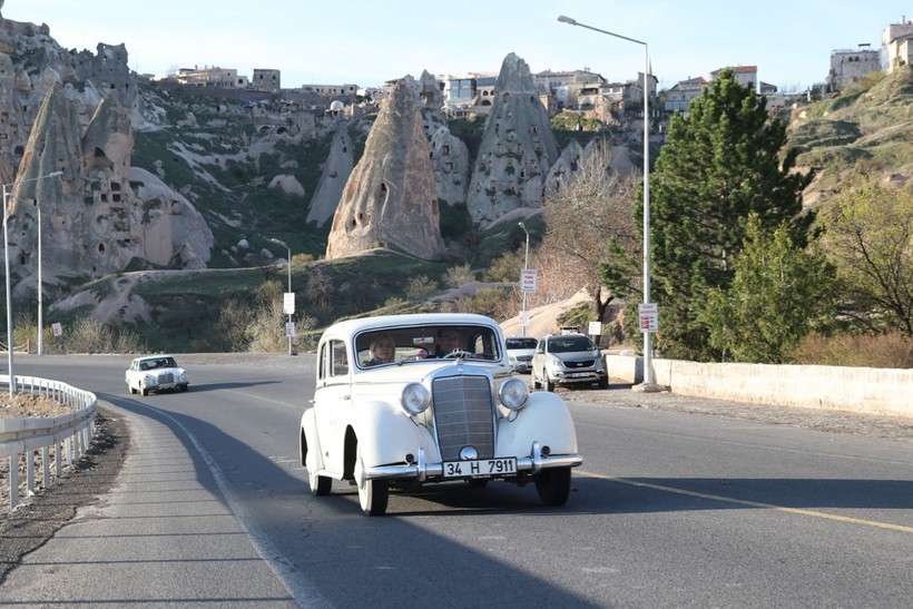 Kapadokya'da nostaljik rüzgarı: Klasik otomobiller peribacaları arasında yarıştı - Resim: 6