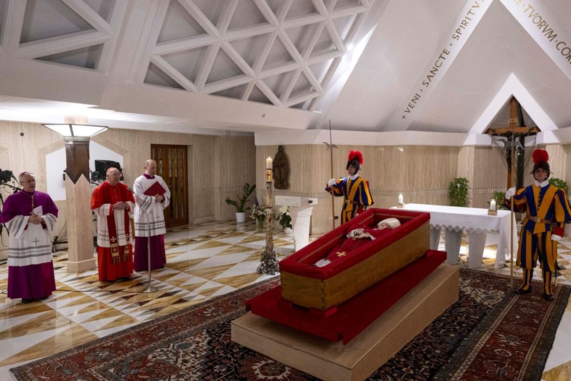 Papa Francis'in naaşı açık tabuta yerleştirildi - Resim: 4