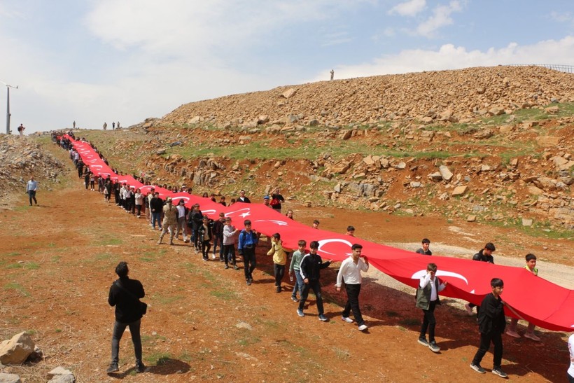 105 çocuk, 105 metrelik bayrakla Cudi Dağı’na yürüdü - Resim: 1