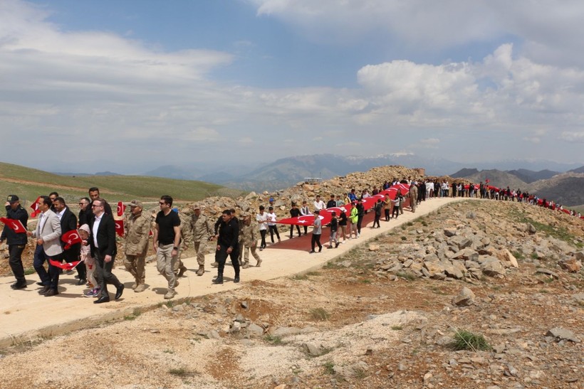 105 çocuk, 105 metrelik bayrakla Cudi Dağı’na yürüdü - Resim: 2