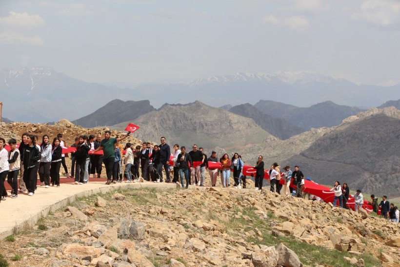 105 çocuk, 105 metrelik bayrakla Cudi Dağı’na yürüdü - Resim: 3