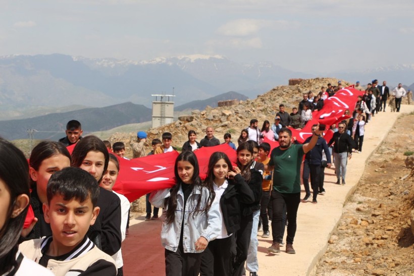105 çocuk, 105 metrelik bayrakla Cudi Dağı’na yürüdü - Resim: 4