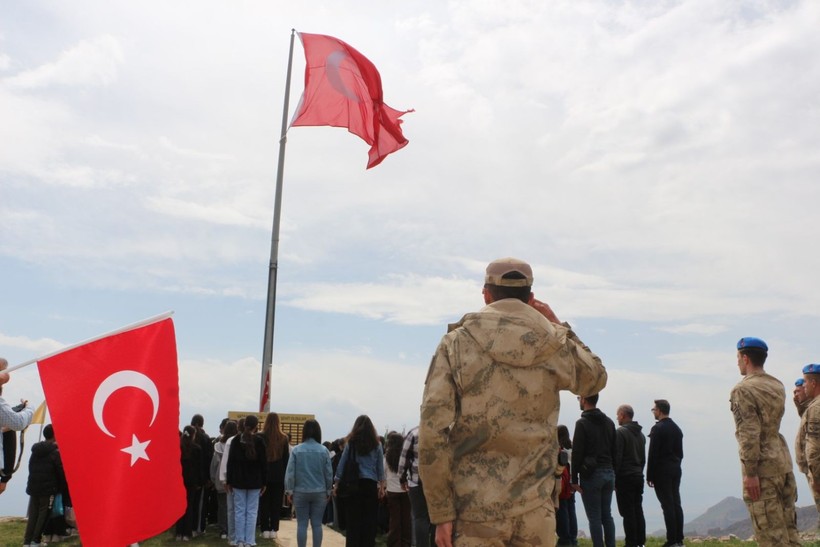 105 çocuk, 105 metrelik bayrakla Cudi Dağı’na yürüdü - Resim: 8