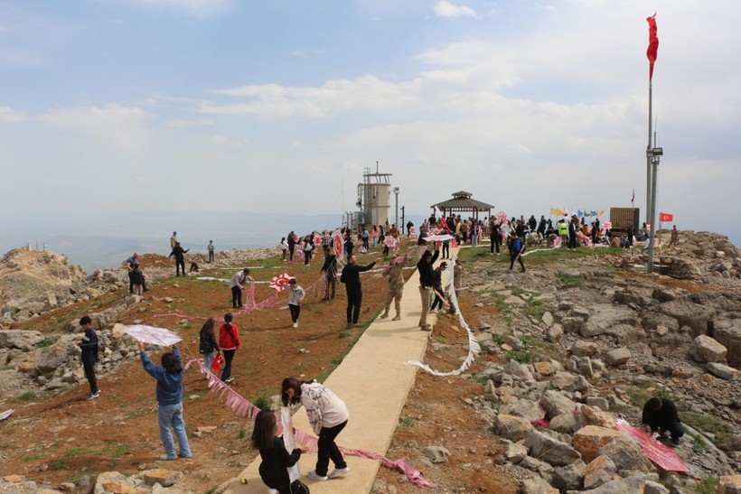 105 çocuk, 105 metrelik bayrakla Cudi Dağı’na yürüdü - Resim: 10