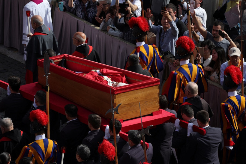 Papa'nın naaşı Aziz Petrus Bazilikası'na götürüldü - Resim : 1
