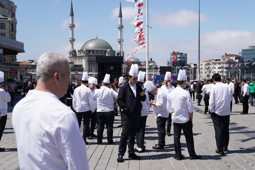 İstanbullular sokağa döküldü: Deprem herkesi korkuttu - Resim: 11