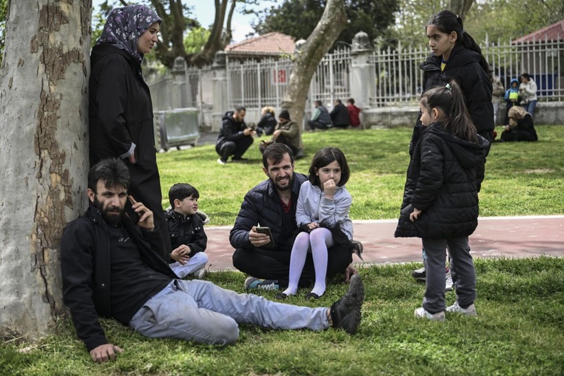 İstanbullular sokağa döküldü: Deprem herkesi korkuttu - Resim: 6