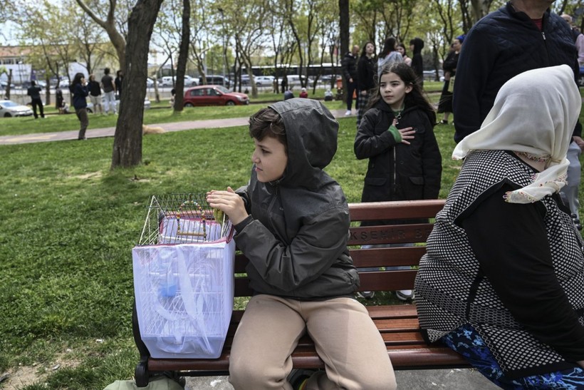 İstanbullular sokağa döküldü: Deprem herkesi korkuttu - Resim: 16