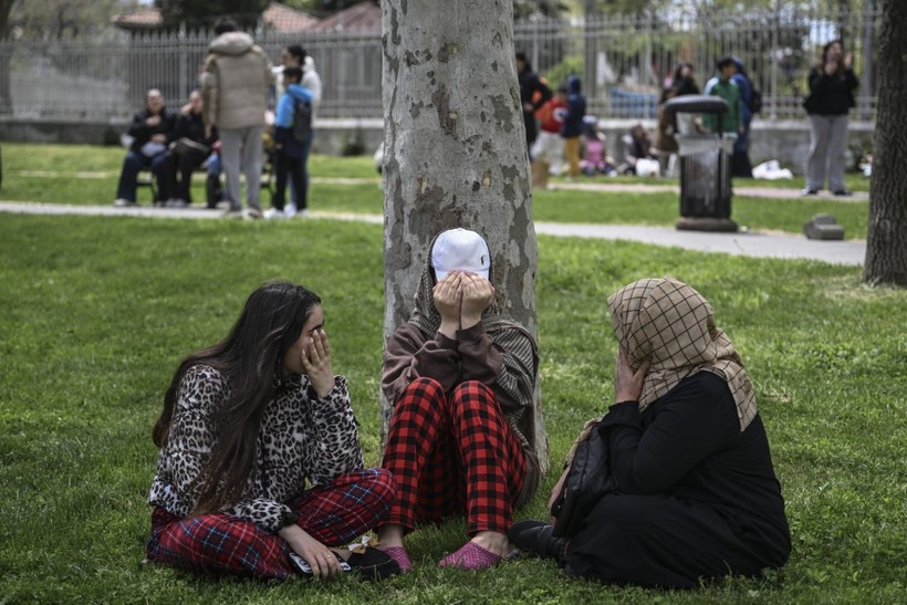 İstanbullular sokağa döküldü: Deprem herkesi korkuttu - Resim: 18
