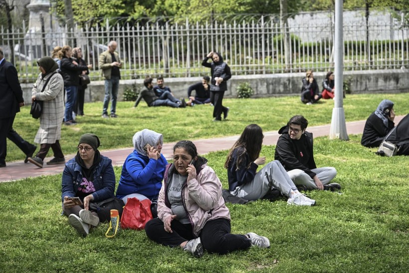 İstanbullular sokağa döküldü: Deprem herkesi korkuttu - Resim: 2