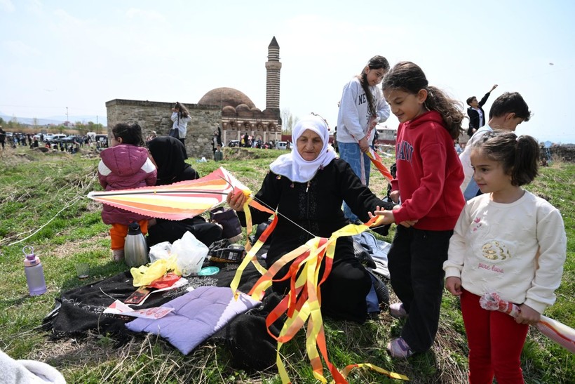 Uçurtmalar gökyüzünü süsledi: Van’da 23 Nisan’a renkli kutlama - Resim: 10