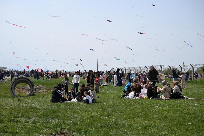 Uçurtmalar gökyüzünü süsledi: Van’da 23 Nisan’a renkli kutlama - Resim: 17