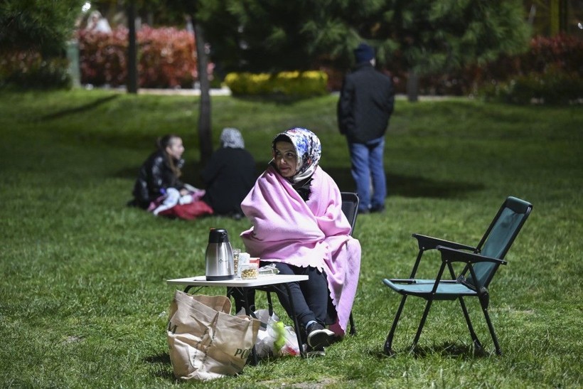 İstanbul'da deprem korkusu: Geceyi dışarıda geçiriyorlar - Resim: 12