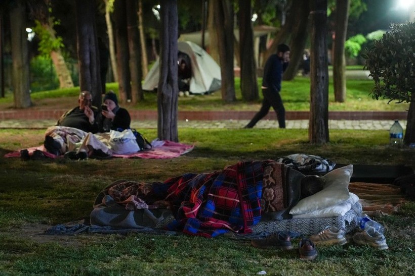 İstanbul'da deprem korkusu: Geceyi dışarıda geçiriyorlar - Resim: 18