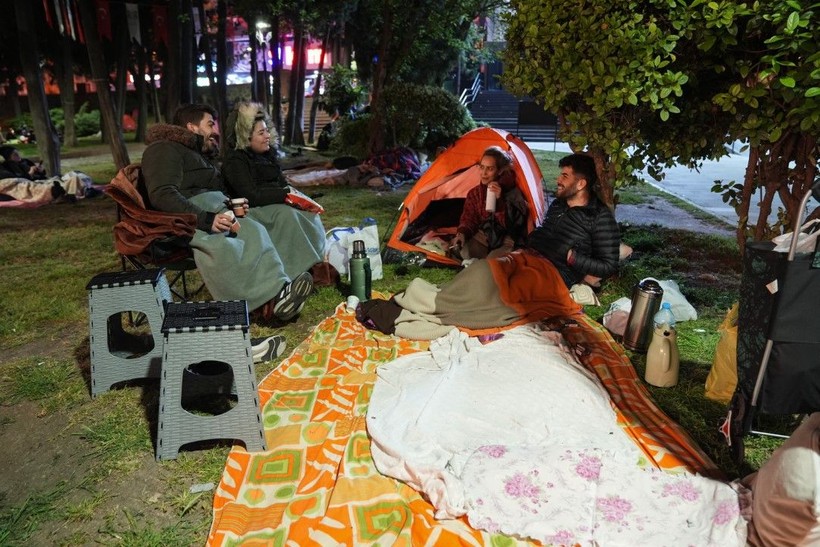 İstanbul'da deprem korkusu: Geceyi dışarıda geçiriyorlar - Resim: 19