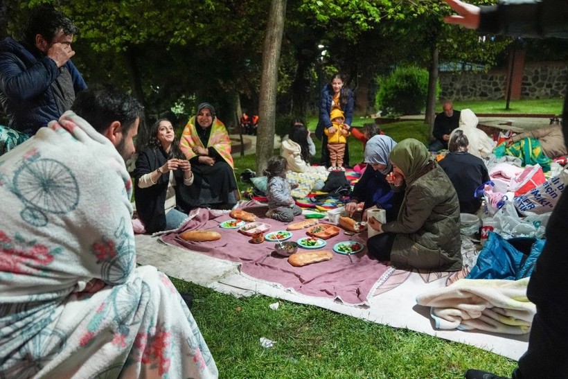 İstanbul'da deprem korkusu: Geceyi dışarıda geçiriyorlar - Resim: 20