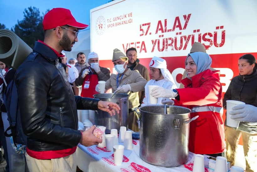 57. Alay Yürüyüşü şafakla başladı: Saçlarına kına yakıp, asker çorbası içtiler - Resim: 20