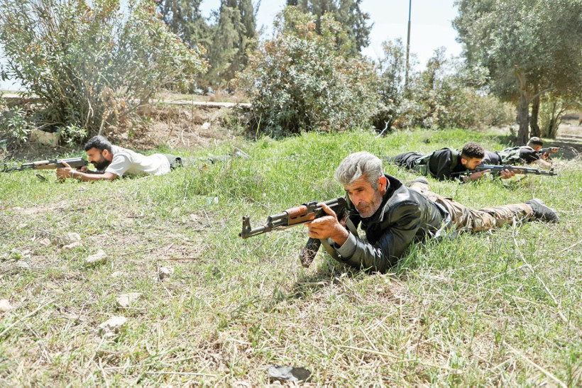 'Silah bıraksın' denilen PKK köylülere silah eğitimi veriyor - Resim : 2
