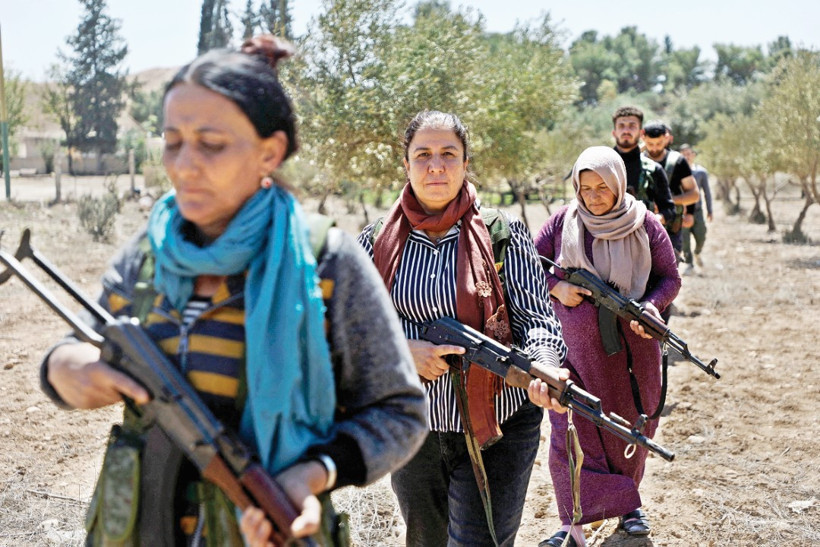 'Silah bıraksın' denilen PKK köylülere silah eğitimi veriyor - Resim : 1