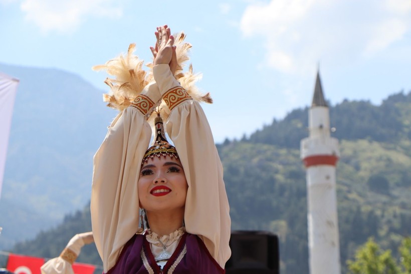 485 yıllık gelenek! 8 ton mesir macunu saçıldı - Resim: 4