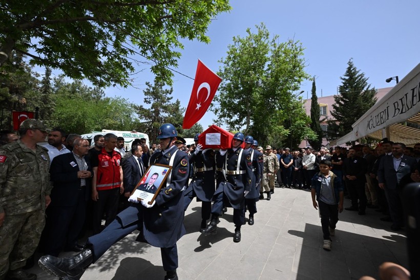 Gaziantep şehidini uğurladı - Resim: 1