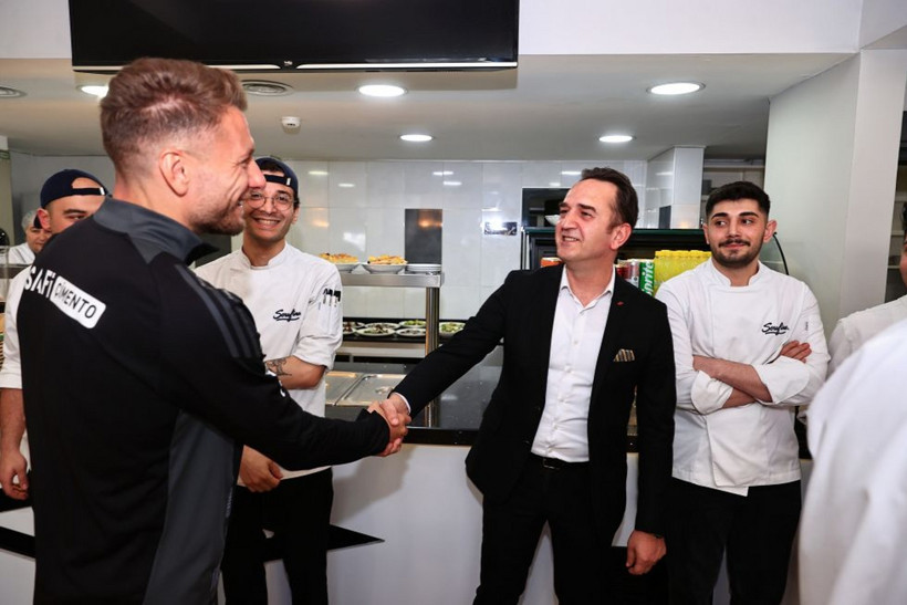 Serdal Adalı'dan derbi öncesi takıma moral ziyareti - Resim : 1