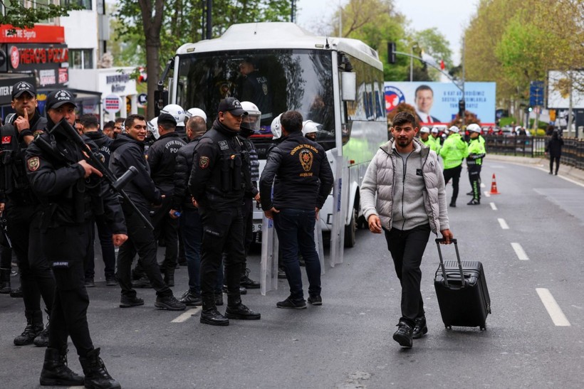 Fotoğraflarla yaka paça 1 Mayıs - Resim: 11
