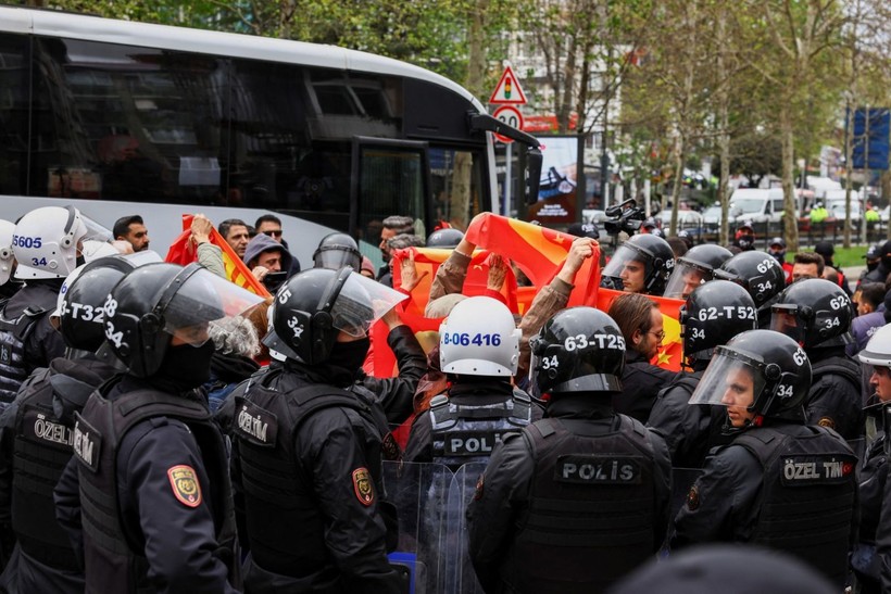Fotoğraflarla yaka paça 1 Mayıs - Resim: 15