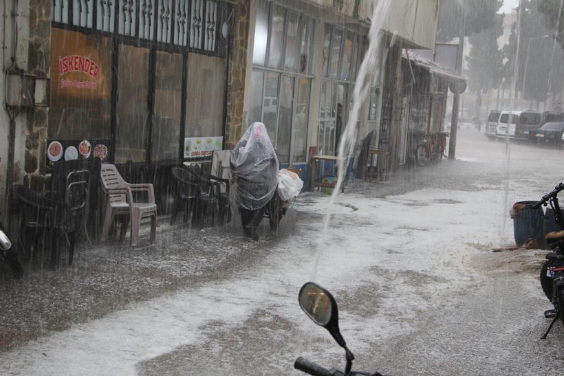 Manisa'da başladı, saatlerce patır patır yağdı - Resim : 1