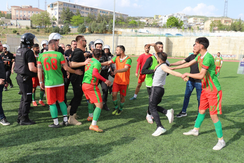 Valilik açıkladı: Kafa atan polise soruşturma! - Resim : 1