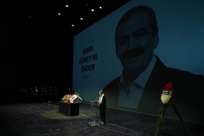 Kare kare veda: Sırrı Süreyya Önder son yolculuğuna böyle uğurlandı - Resim: 20