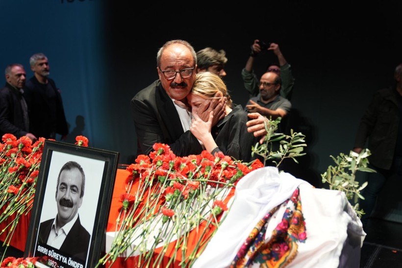 Kare kare veda: Sırrı Süreyya Önder son yolculuğuna böyle uğurlandı - Resim: 24
