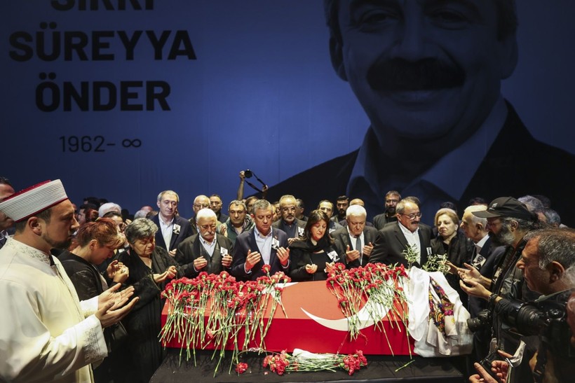 Kare kare veda: Sırrı Süreyya Önder son yolculuğuna böyle uğurlandı - Resim: 25