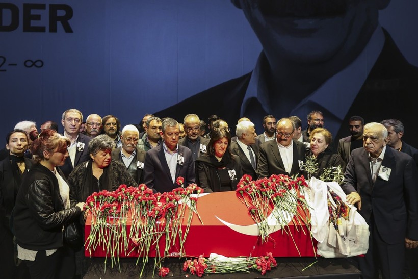 Kare kare veda: Sırrı Süreyya Önder son yolculuğuna böyle uğurlandı - Resim: 26
