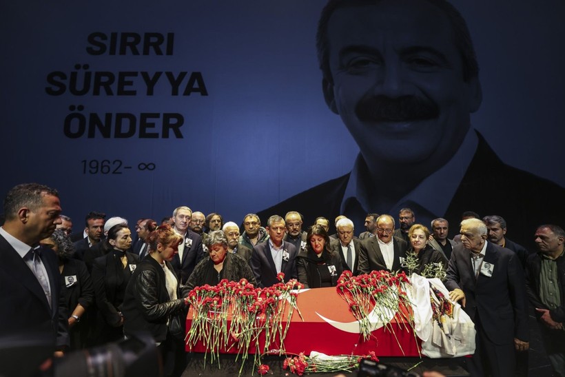 Kare kare veda: Sırrı Süreyya Önder son yolculuğuna böyle uğurlandı - Resim: 27