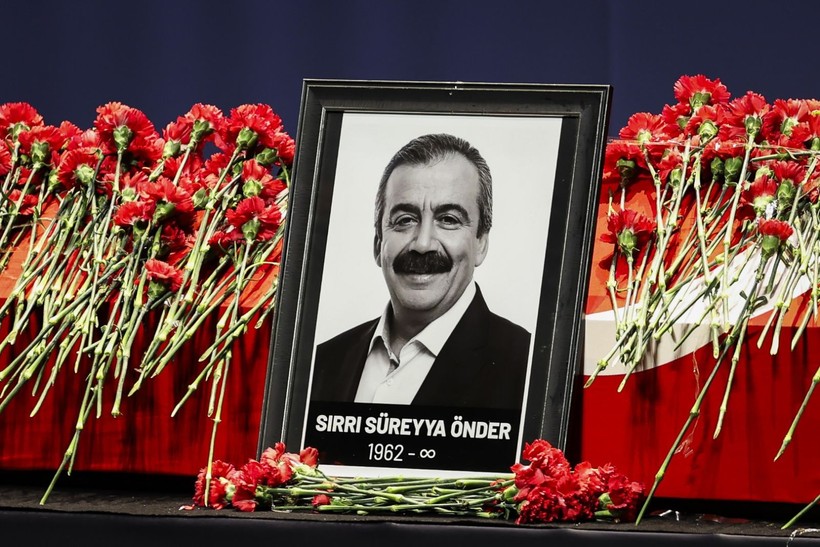 Kare kare veda: Sırrı Süreyya Önder son yolculuğuna böyle uğurlandı - Resim: 30