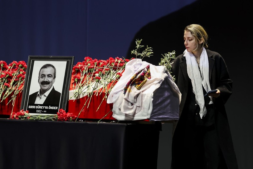 Kare kare veda: Sırrı Süreyya Önder son yolculuğuna böyle uğurlandı - Resim: 31