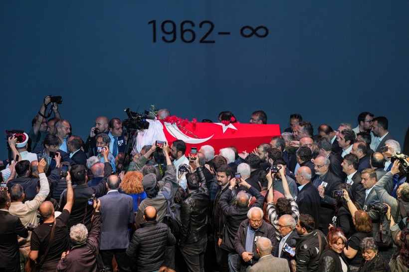 Kare kare veda: Sırrı Süreyya Önder son yolculuğuna böyle uğurlandı - Resim: 32