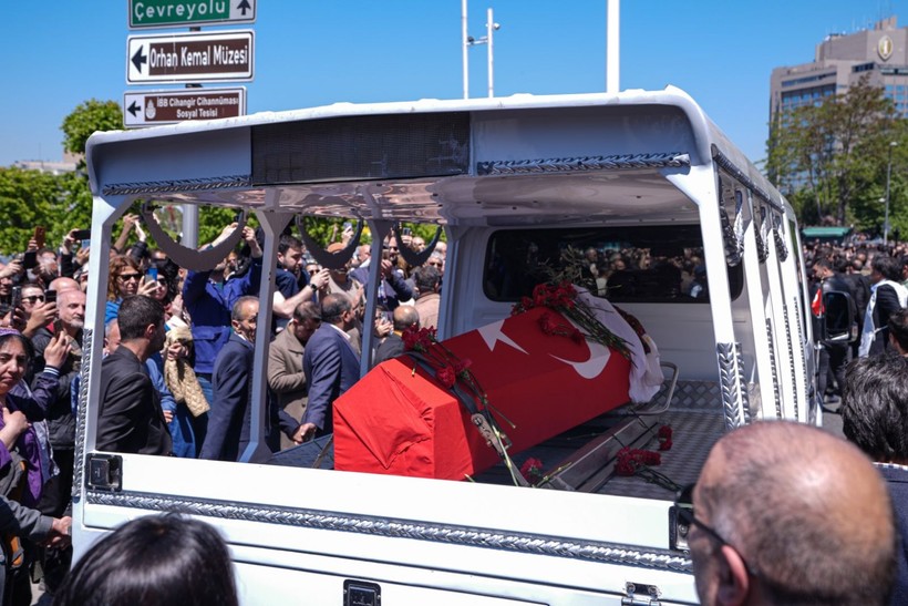 Kare kare veda: Sırrı Süreyya Önder son yolculuğuna böyle uğurlandı - Resim: 34