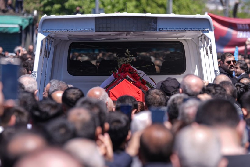 Kare kare veda: Sırrı Süreyya Önder son yolculuğuna böyle uğurlandı - Resim: 35