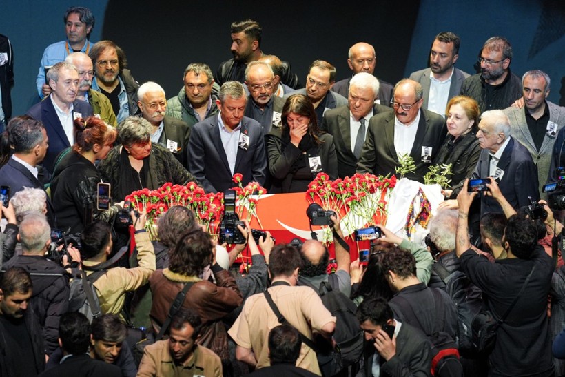 Kare kare veda: Sırrı Süreyya Önder son yolculuğuna böyle uğurlandı - Resim: 36